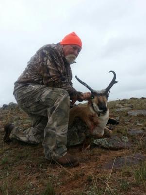 <p>Jimmy Williams shot this antelope this morning.  This was our last antelope hunter in area 44.  We ended up with 100% success on our rifle hunters in area 44.</p>